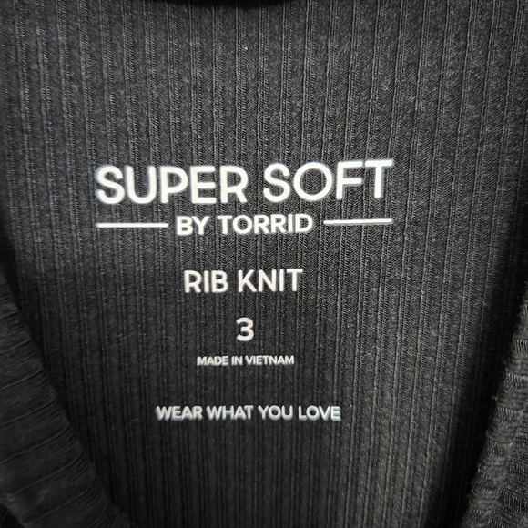 Torrid women's fitted super soft rib knit asymmetrical hem black top siz… - Picture 3 of 7